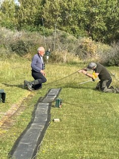 (Meijendel). Foto van - Krista Roest.
Vangnetten gereed maken